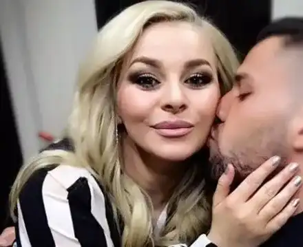 Вижте Деси Слава дни преди да роди! Огромна е! (Снимка)