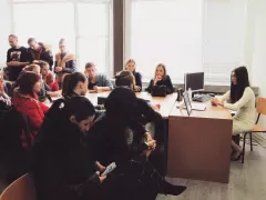 Мегз става лектор по мода в Югозападния университет (Снимки)