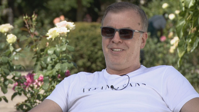 Наско Сираков яде по турски, излапа 2 десерта в заведение с османски манджи