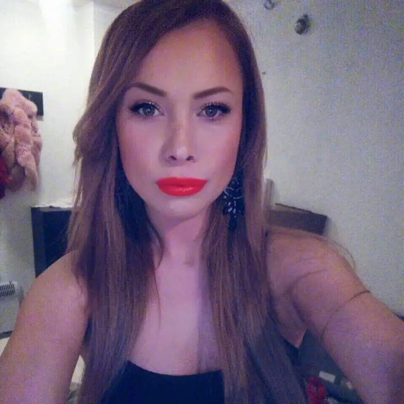 Анастасия стана брюнетка, разхубави се след раждането