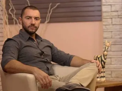 Антон Хекимян жонглира с 2 телефона едновременно