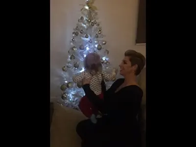 Бебето на Джина се заклещва в сифон