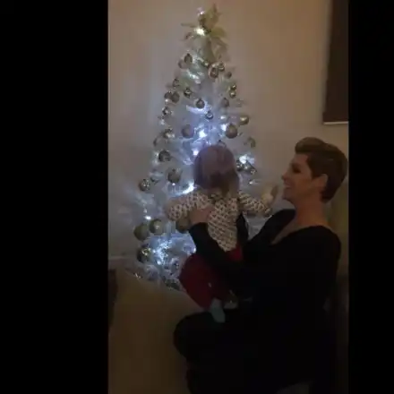 Бебето на Джина се заклещва в сифон