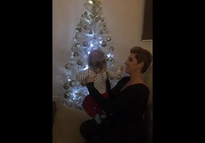 Бебето на Джина се заклещва в сифон