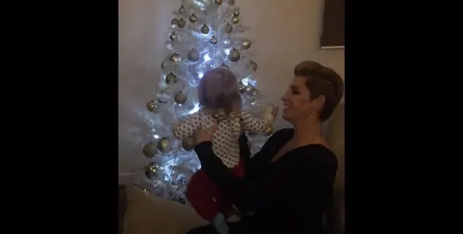 Бебето на Джина се заклещва в сифон