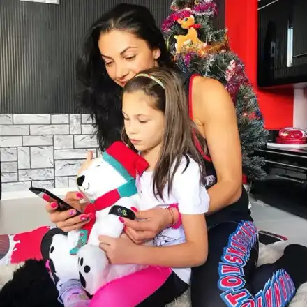 Биляна Йотовска разглезва щерка си със скъпи подаръци! Купи на мечето й смарт часовник!!