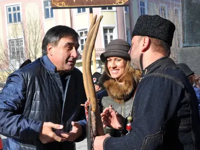 Бомба! Ето я първата официална снимка на Веско Маринов и Веса! Бившата сервитьорка ЗАРЯЗА децата си на Коледа и Нова година