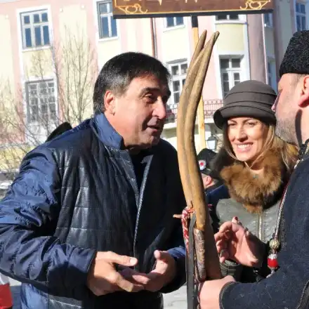 Бомба! Ето я първата официална снимка на Веско Маринов и Веса! Бившата сервитьорка ЗАРЯЗА децата си на Коледа и Нова година