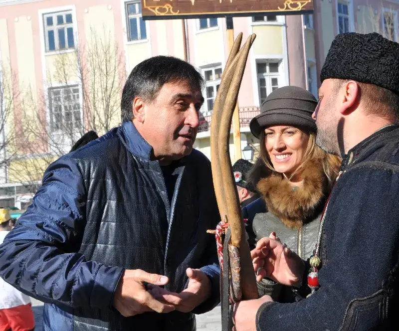 Бомба! Ето я първата официална снимка на Веско Маринов и Веса! Бившата сервитьорка ЗАРЯЗА децата си на Коледа и Нова година