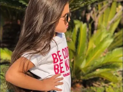 Дъщерята на Николета Лозанова запя на испански