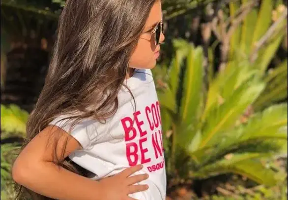 Дъщерята на Николета Лозанова запя на испански