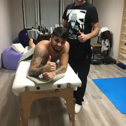 ДесиСлава роди, мъжът й на масаж