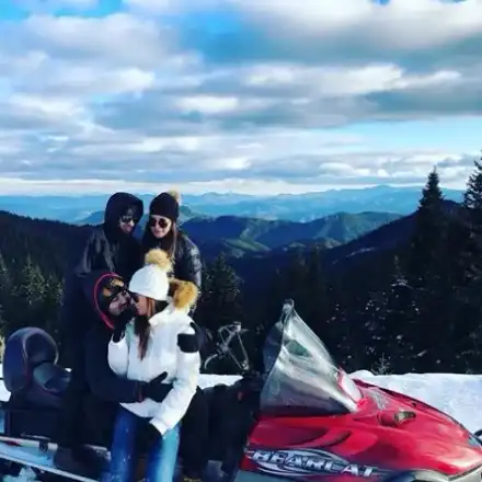 Джена катери връх Снежанка с кънки и шейна, а Диляна Попова дава ски уроци на Блатечки (СНИМКИ)