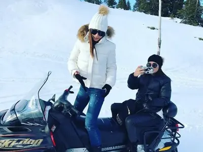 Джена катери връх Снежанка с кънки и шейна, а Диляна Попова дава ски уроци на Блатечки (СНИМКИ)