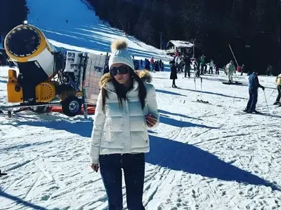 Джена катери връх Снежанка с кънки и шейна, а Диляна Попова дава ски уроци на Блатечки (СНИМКИ)