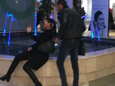 Ексклузивно в HotArena! Софи Маринова окончателно ИЗТРИ Гринго! Целува се с беден ром в столичен мол! (Разказ на очевидец + снимки)