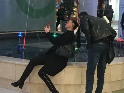 Ексклузивно в HotArena! Софи Маринова окончателно ИЗТРИ Гринго! Целува се с беден ром в столичен мол! (Разказ на очевидец + снимки)