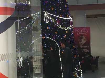 Ексклузивно в HotArena! Софи Маринова окончателно ИЗТРИ Гринго! Целува се с беден ром в столичен мол! (Разказ на очевидец + снимки)