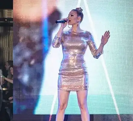 Емилия пести от фризьорски услуги! Не си мие косата, за да стои прическата й няколко дни