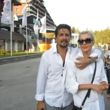 Гала съседка с бившата жена на мъжа си! Двете семейства живеят задружно и в учудващо разбирателство