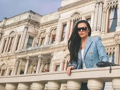 Галена сърба шкембе чорба с кисело мляко! Ама иначе е изискана дама...