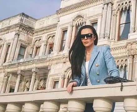 Галена сърба шкембе чорба с кисело мляко! Ама иначе е изискана дама...