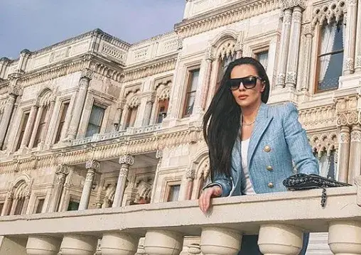 Галена сърба шкембе чорба с кисело мляко! Ама иначе е изискана дама...