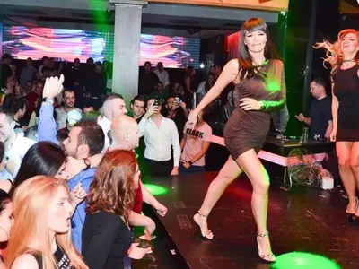 Галена се угои по празниците, пъчи зърна на участие (Снимки)