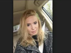Ирина Сарачинова се фука с нов джип из зимна София