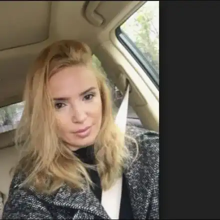 Ирина Сарачинова се фука с нов джип из зимна София