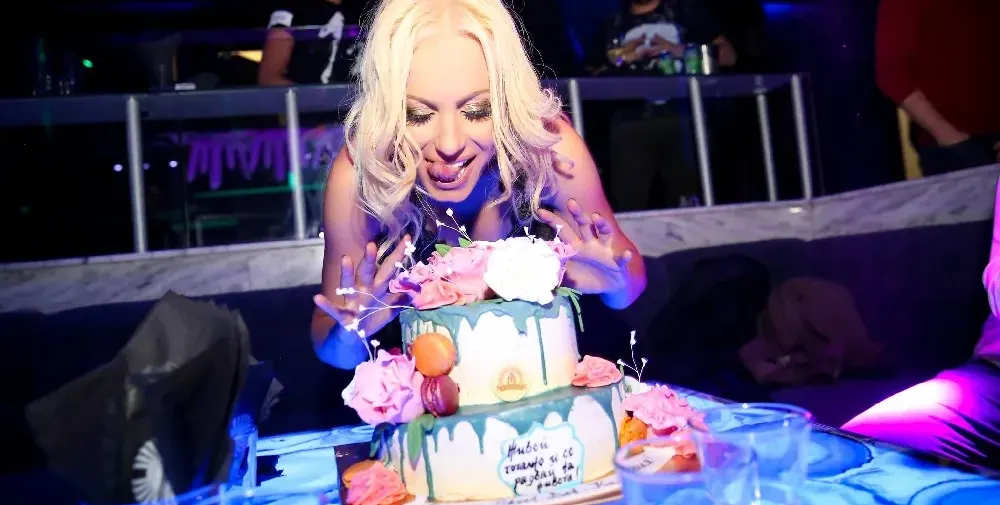 Камелия с триетажна торта от фенове за ЧРД