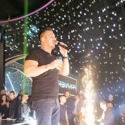 Коцето пя на конкуренцията за ЧНГ