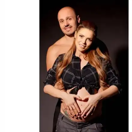 Магда спира да пее заради бебето, бие шута на Пайнера през август