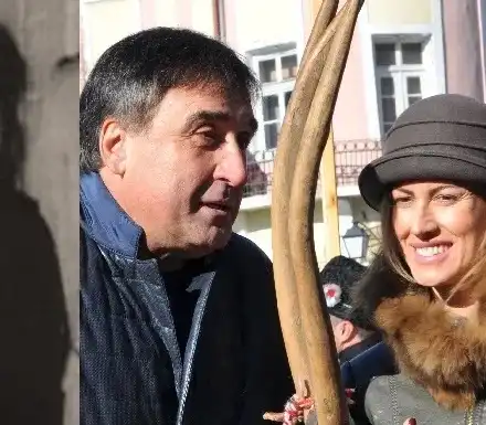 Майката на Веселин Маринов: Сине, да я махаш тая уруспия Веселина! (Роднините на певеца не искали бившата сервитьорка за снаха)