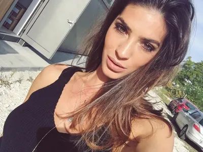 Мис България показа среден пръст (Фото в галерията)