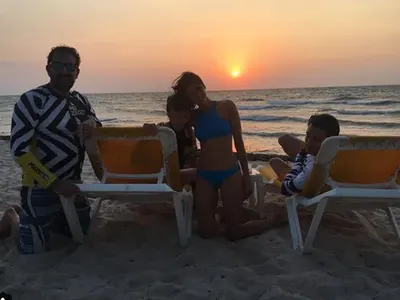 Нина Добрев празнува РД на плажа с мохито (Фото от празника й)