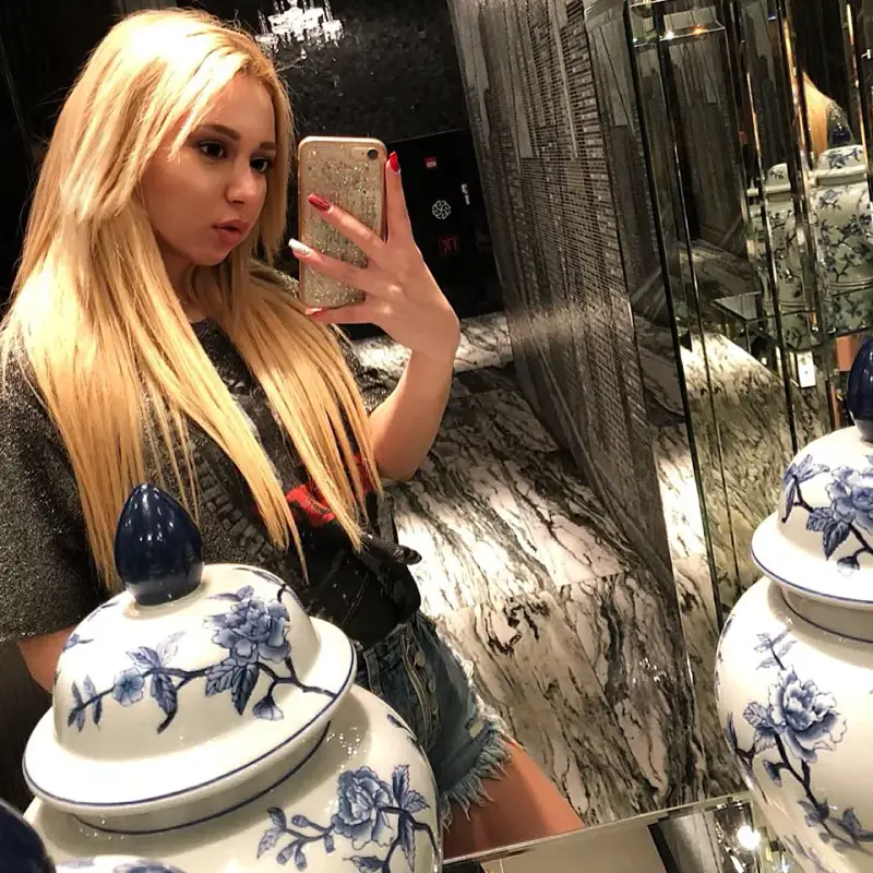 Очевидец пред HotArena: Барбито на ЦСКА в истерия! Троши бутилки и обръща маси в столично заведение (Сензационни подробности)