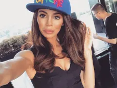 Отново цветя пред вратата на Мегз. Има ли нов мъж в живота й?