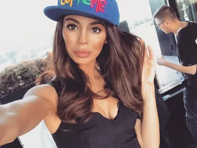 Отново цветя пред вратата на Мегз. Има ли нов мъж в живота й?