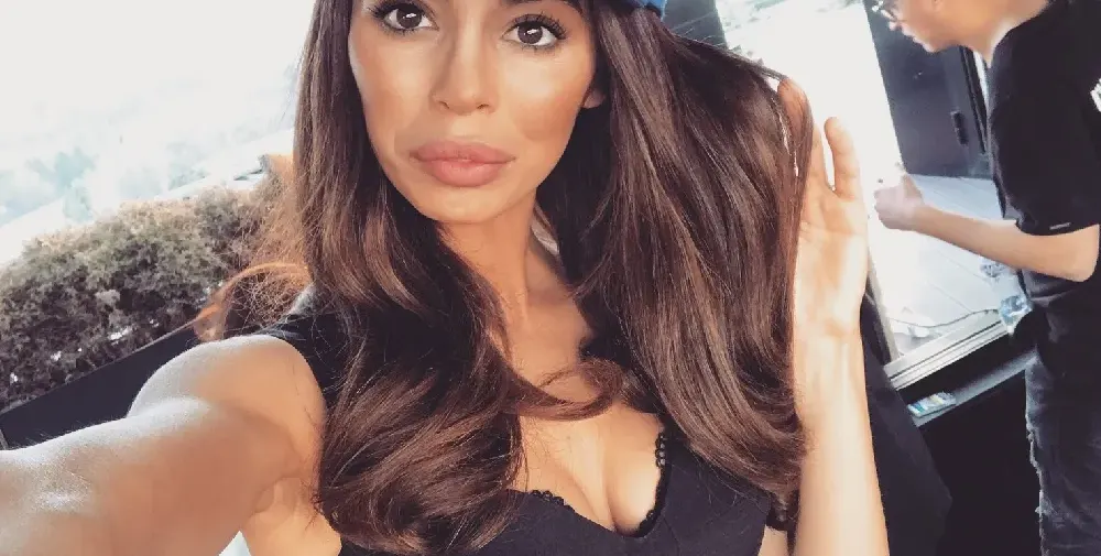 Отново цветя пред вратата на Мегз. Има ли нов мъж в живота й?