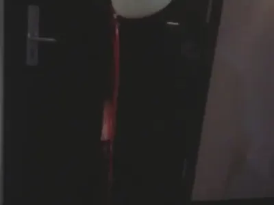 Отново цветя пред вратата на Мегз. Има ли нов мъж в живота й?