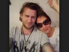 Плачков дари Мариана Попова с къща за 350 000 лева в пернишко село! Вижте на кои известни личности стават съседи