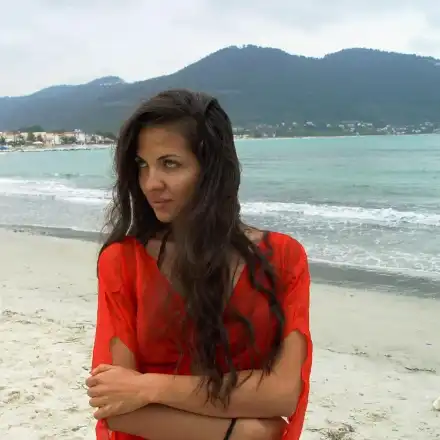 Райна емигрира в Швейцария! Купи си място там, за да строи екокъща (С чий връзки се случи всичко това?)