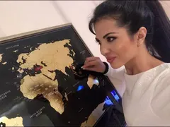 Райна си оперира носа