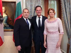 Роклята на Деси Радева струва 5 бона! Първата дама рекламира дизайнерка срещу разкошен тоалет назаем
