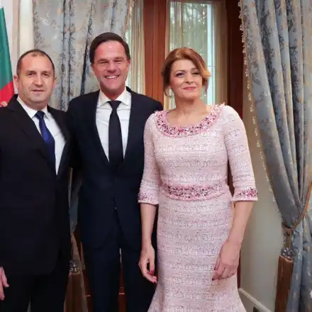 Роклята на Деси Радева струва 5 бона! Първата дама рекламира дизайнерка срещу разкошен тоалет назаем