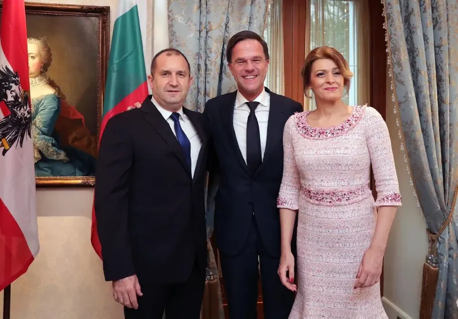 Роклята на Деси Радева струва 5 бона! Първата дама рекламира дизайнерка срещу разкошен тоалет назаем