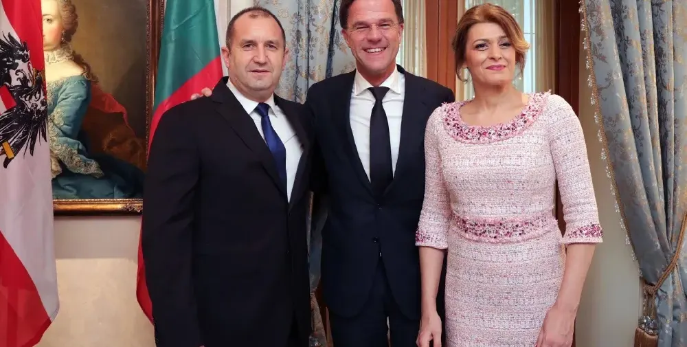 Роклята на Деси Радева струва 5 бона! Първата дама рекламира дизайнерка срещу разкошен тоалет назаем