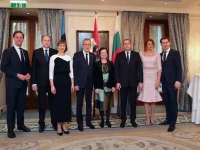 Роклята на Деси Радева струва 5 бона! Първата дама рекламира дизайнерка срещу разкошен тоалет назаем