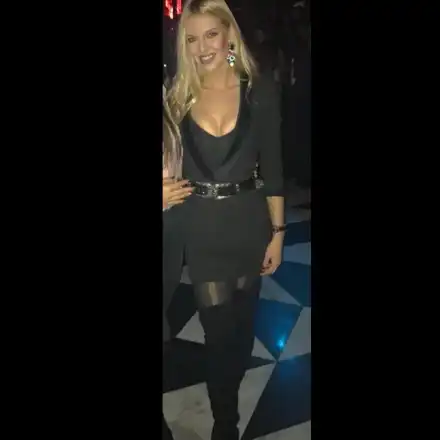 Синоптичката няма свян от жени! Отдала се е на купонджийски живот и само дами около нея (Снимки)